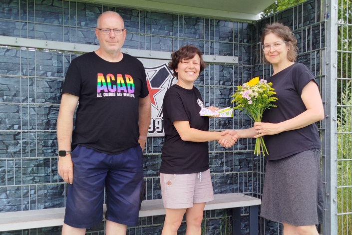 Übergabe des 6.000. EhrenamtsPasses: Thomas Köhler und Luise Popp von Roter Stern Leipzig und Larissa Zücker vom Freiwilligenagentur Leipzig e.V. Foto: Freiwilligenagentur Leipzig
