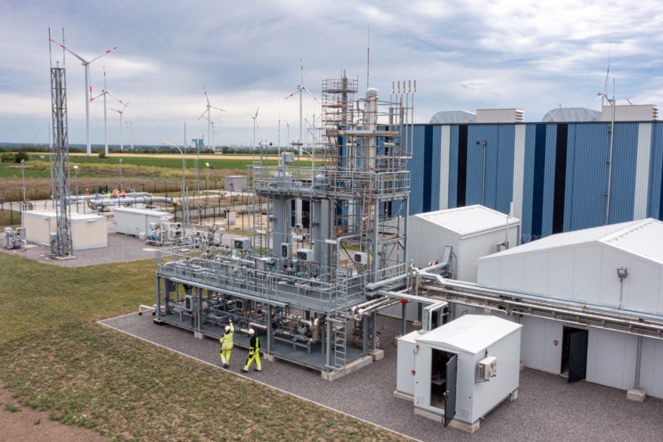 Die Gasaufbereitungsanlage des DBI – Gastechnologisches Institut gGmbH Freiberg im Energiepark Bad Lauchstädt wurde in Betrieb genommen. Foto: Tom Schulze