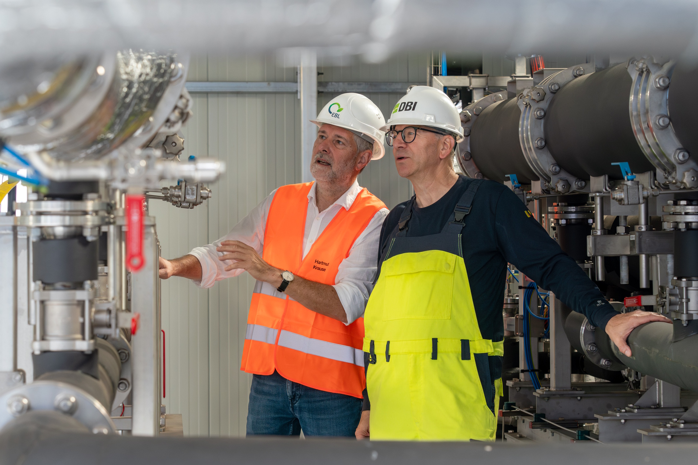 Prof. Dr. Hartmut Krause, Geschäftsführer Ressort Wissenschaft & Bildung DBI – Gastechnologisches Institut gGmbH Freiberg und Sprecher des Energiepark Bad Lauchstädt und Udo Lubenau, Fachgebietsleiter Gaschemie/Gasaufbereitung DBI – Gastechnologisches Institut gGmbH Freiberg in der Gasaufbereitungsanlage. Foto: Tom Schulze 