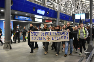 Mehr als 250 Personen protestierten am späten Abend und in der Nacht am Flughafen Leipzig/Halle gegen die Abschiebung. © Michael Strohmeyer