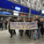 Mehr als 250 Personen protestierten am späten Abend und in der Nacht am Flughafen Leipzig/Halle gegen die Abschiebung. © Michael Strohmeyer