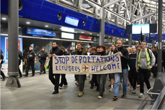 Mehr als 250 Personen protestierten am späten Abend und in der Nacht am Flughafen Leipzig/Halle gegen die Abschiebung. © Michael Strohmeyer
