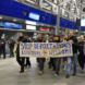Mehr als 250 Personen protestierten am späten Abend und in der Nacht am Flughafen Leipzig/Halle gegen die Abschiebung. © Michael Strohmeyer
