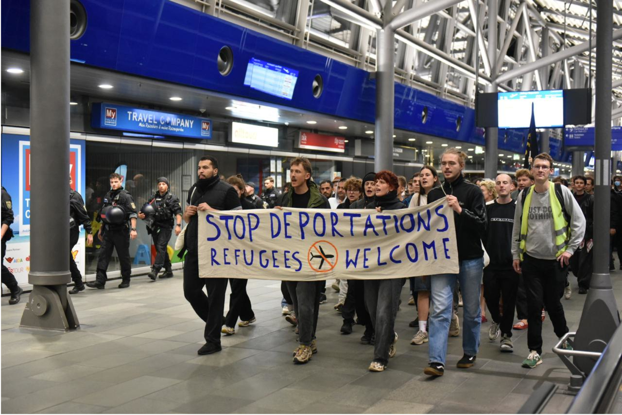 Mehr als 250 Personen protestierten am späten Abend und in der Nacht am Flughafen Leipzig/Halle gegen die Abschiebung. © Michael Strohmeyer