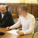 Angeklagter mit Anwalt im Gerichtssaal.