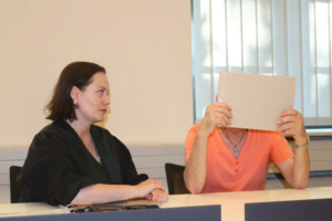 Schweigt zu den Vowürfen: Der Angeklagte sitzt neben seiner Verteidigerin Andrea Liebscher im Leipziger Amtsgericht. © Lucas Böhme
