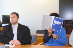 Der Verdächtige (re.) beim Auftakt des Verfahrens mit seinem Anwalt Philipp Ehlen. © Lucas Böhme