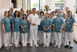 Das Ernährungsteam am UKL mit seinem Leiter Prof. Lars Selig (Mitte vorn) betreut Patient:innen mit ganz unterschiedlichen Krankheitsbildern und kümmert sich besonders um die Prävention von Mangelernährung. Bild: UKL / Stefan Straube
