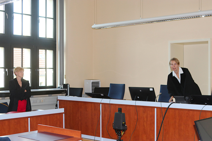 Amtsrichterin Ute Fritsch (re:.) verhandelte am Freitag ohne den Angeklagten – der 44-Jährige war nicht zur Gerichtsverhandlung erschienen. © Lucas Böhme