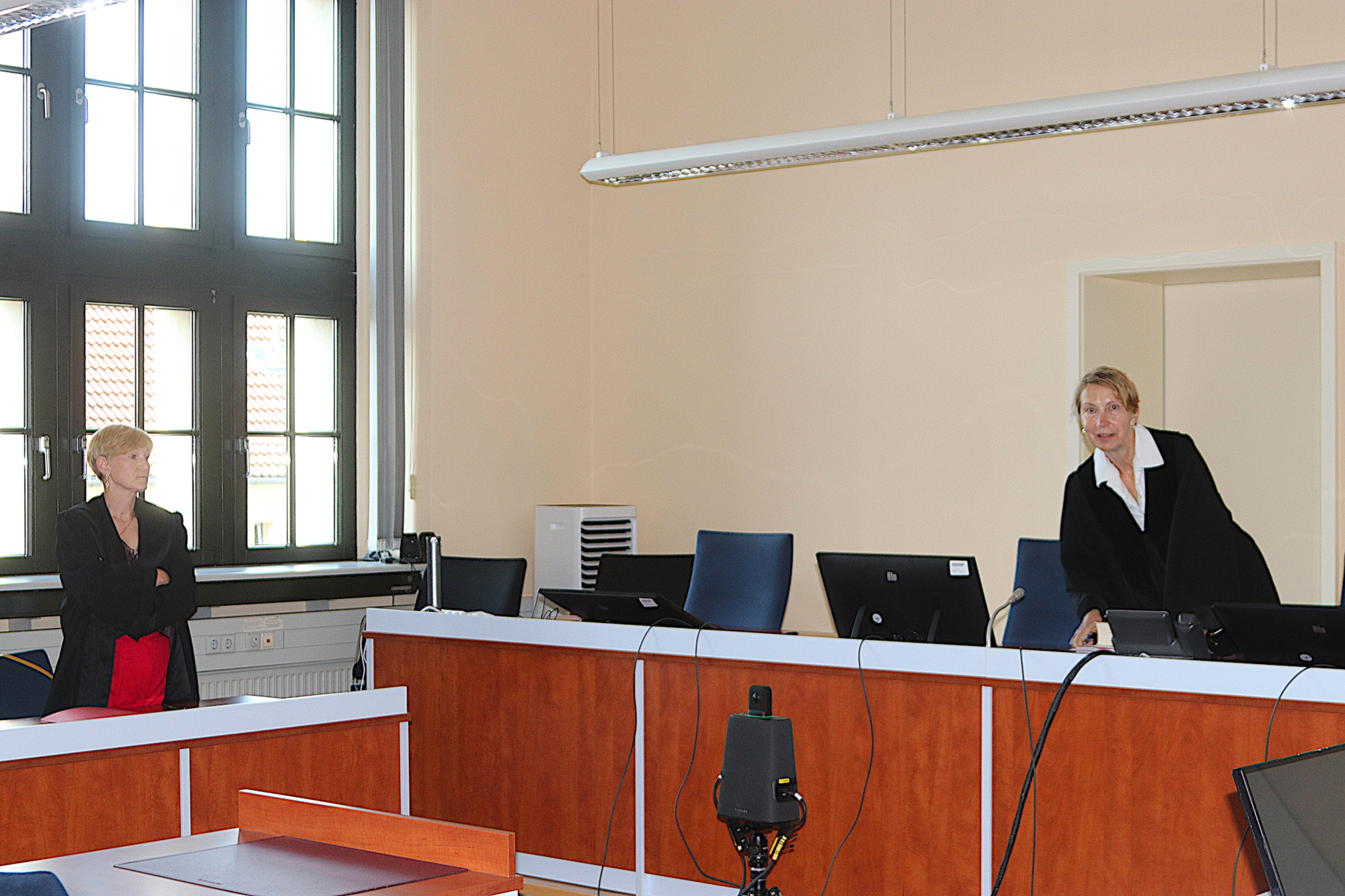Amtsrichterin Ute Fritsch (re:.) verhandelte am Freitag ohne den Angeklagten – der 44-Jährige war nicht zur Gerichtsverhandlung erschienen. © Lucas Böhme