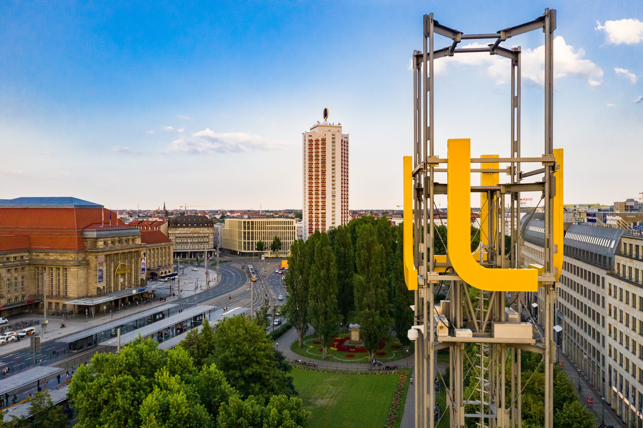 Das Werbe-L der Leipziger Gruppe am Willy-Brandt-Platz. Foto: Leipziger Gruppe