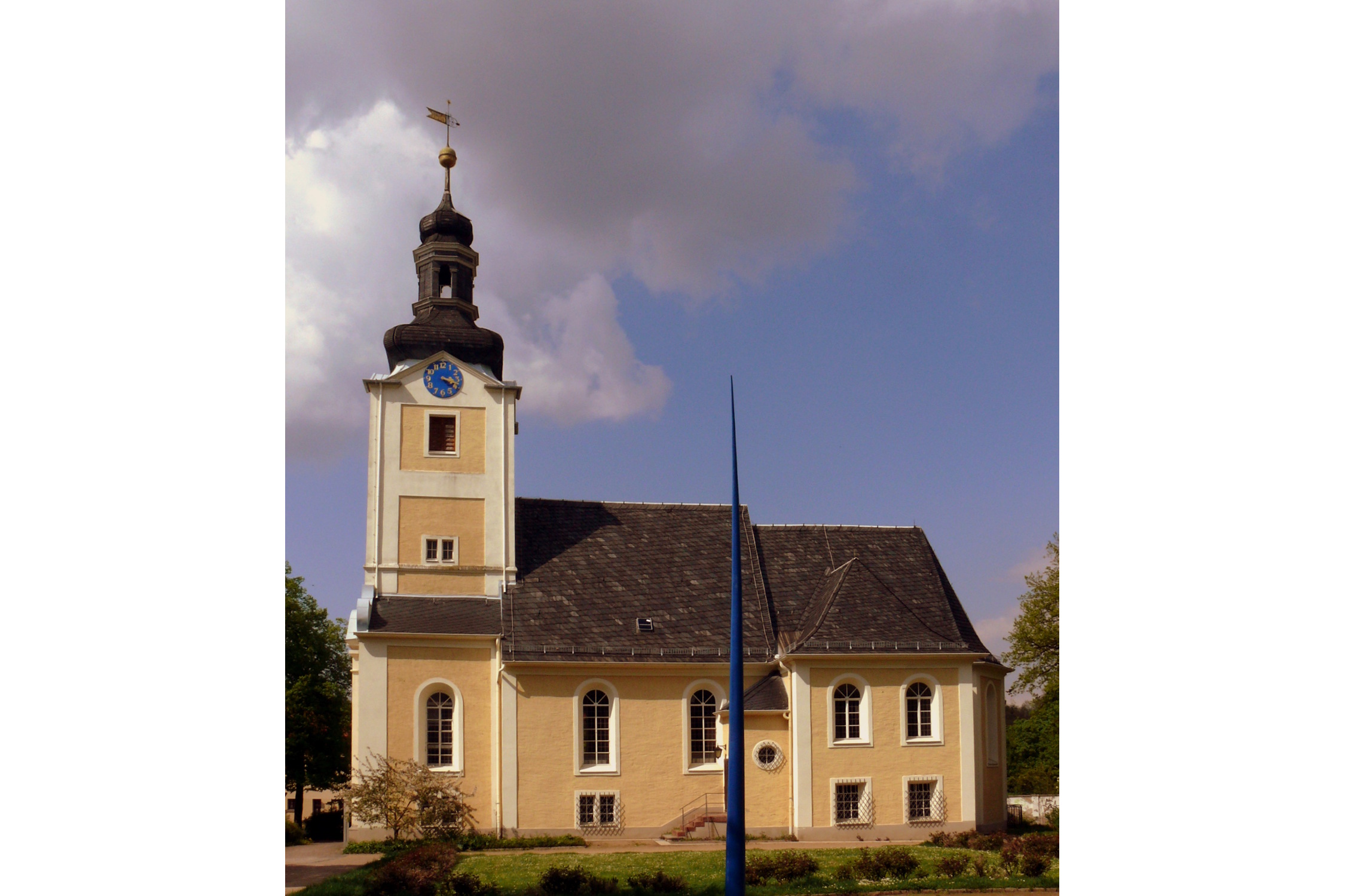 Südansicht der Marienkirche Stötteritz. MOdmate, CC BY-SA 4.0, https://commons.wikimedia.org/w/index.php?curid=4008843