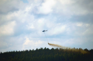 Hubschrauber in der Luft beim kalken