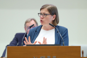 Frau Skadi Jennicke (Die Linke), Beigeordnete für Kultur, im Leipziger Stadtrat am 01.07.2026. Foto: Jan Kaefer