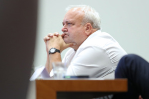 Zoo-Direktor Prof. Jörg Junhold verfolgt die Debatte zur Finanzierung des Masterplans „Zoo der Zukunft“ im Leipziger Stadtrat am 01.07.2026. Foto: Jan Kaefer