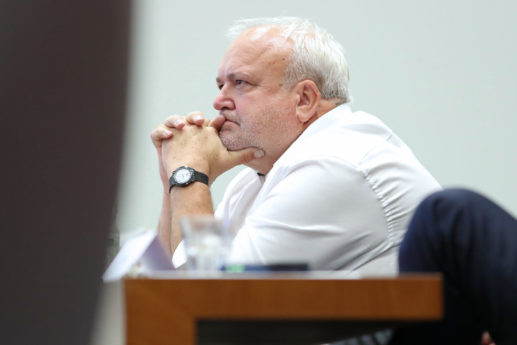 Zoo-Direktor Prof. Jörg Junhold verfolgt die Debatte zur Finanzierung des Masterplans „Zoo der Zukunft“ im Leipziger Stadtrat am 01.07.2026. Foto: Jan Kaefer