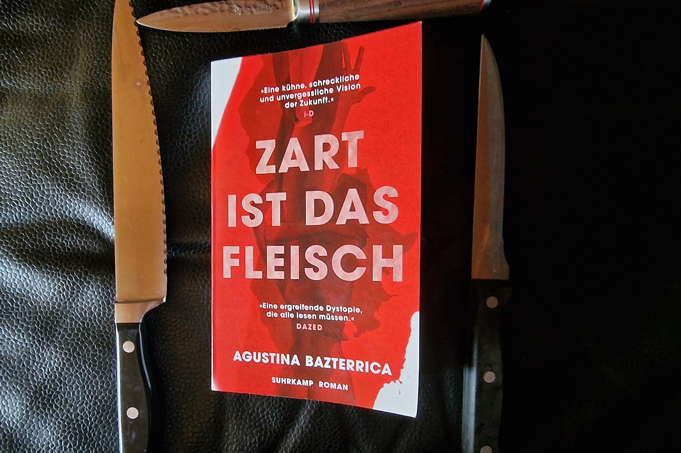 A meat platter in deceptive packaging: ‘The meat is tender’ by Agustina Bazterrica · Leipziger Zeitung