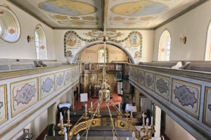 Blick ins Kirchenschiff zum Altar. Subbass1, CC BY-SA 4.0, https://commons.wikimedia.org/w/index.php?curid=133930760