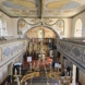 Blick ins Kirchenschiff zum Altar. Subbass1, CC BY-SA 4.0, https://commons.wikimedia.org/w/index.php?curid=133930760