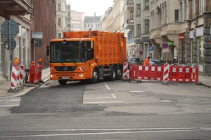 Die meisten Leipziger Straßen sind breit genug, dass die Müllabfuhr auch bei Hindernissen noch durchkommt. Foto: Ralf Julke