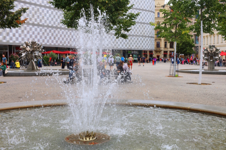 Kühlende Springbrunnen auf dem Richard-Wagner-Platz. Foto: Ralf Julke