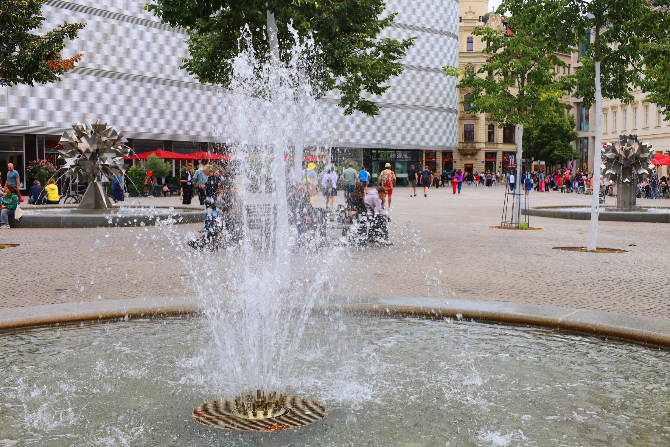 Kühlende Springbrunnen auf dem Richard-Wagner-Platz. Foto: Ralf Julke