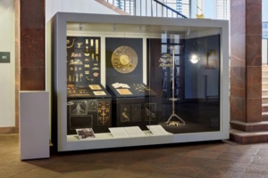 Vitrine der Ausstellung "Beschläge". Foto: Esther Hoyer, Grassi Museum für angewandte Kunst