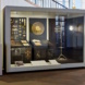 Vitrine der Ausstellung "Beschläge". Foto: Esther Hoyer, Grassi Museum für angewandte Kunst