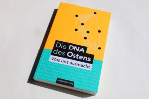 Olaf Jacobs und Bundesstiftung zur Aufarbeitung der SED-Diktatur (Hrsg.): Die DNA des Ostens. Foto: Ralf Julke