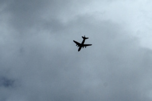 Flugzeug über Leipzig. Foto: Ralf Julke