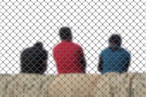 Ausgesperrt und abgeschoben … Foto: https://pixabay.com/photos/fence-men-refugee-integration-3585348/