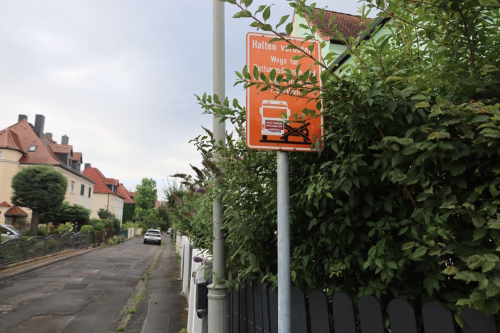 Beschilderung an einer schmalen Anliegerstraße. Foto: Ralf Julke