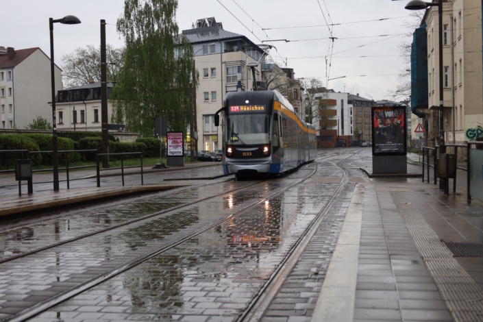 LVB-Haltestelle Lützowstraße mit Blick in Richtung Böhmestraße. Foto: Ralf Julke