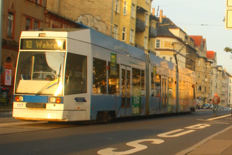 Linie 10 auf der Georg-Schumann-Straße. Foto: Ralf Julke