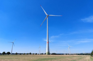 Gut sichtbar: Windräder auf freiem Feld. Foto: Sabine Eicker