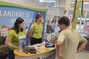 Beraterteam des Landratsamtes auf einer Messe. Foto: LRA