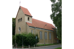 Die einstige katholische Kirche Heilige Drei Könige zu Großkayna – inzwischen bekannt als Zirkuskirche. Ralf Lotys, CC BY 3.0, https://commons.wikimedia.org/w/index.php?curid=15880544