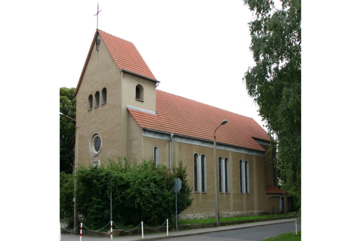 Die einstige katholische Kirche Heilige Drei Könige zu Großkayna – inzwischen bekannt als Zirkuskirche. Ralf Lotys, CC BY 3.0, https://commons.wikimedia.org/w/index.php?curid=15880544