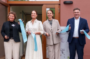 Zur Eröffnung der Palliativstation erfolgte der symbolische Banddurchschnitt durch (v. l. n. r.) Katharina Gocht-Hamann (pflegerische Leitung Palliativstation), Dr. Anja Mende (ärztliche Leitung Palliativstation), Annett Oertel (Referatsleiterin Sächsisches Staatsministerium für Soziales, Gesundheit und Gesellschaftlichen Zusammenhalt) und Dirk Herrmann (Kaufmännischer Geschäftsführer Diakonissenkrankenhaus Leipzig). Foto: Kay Zimmermann