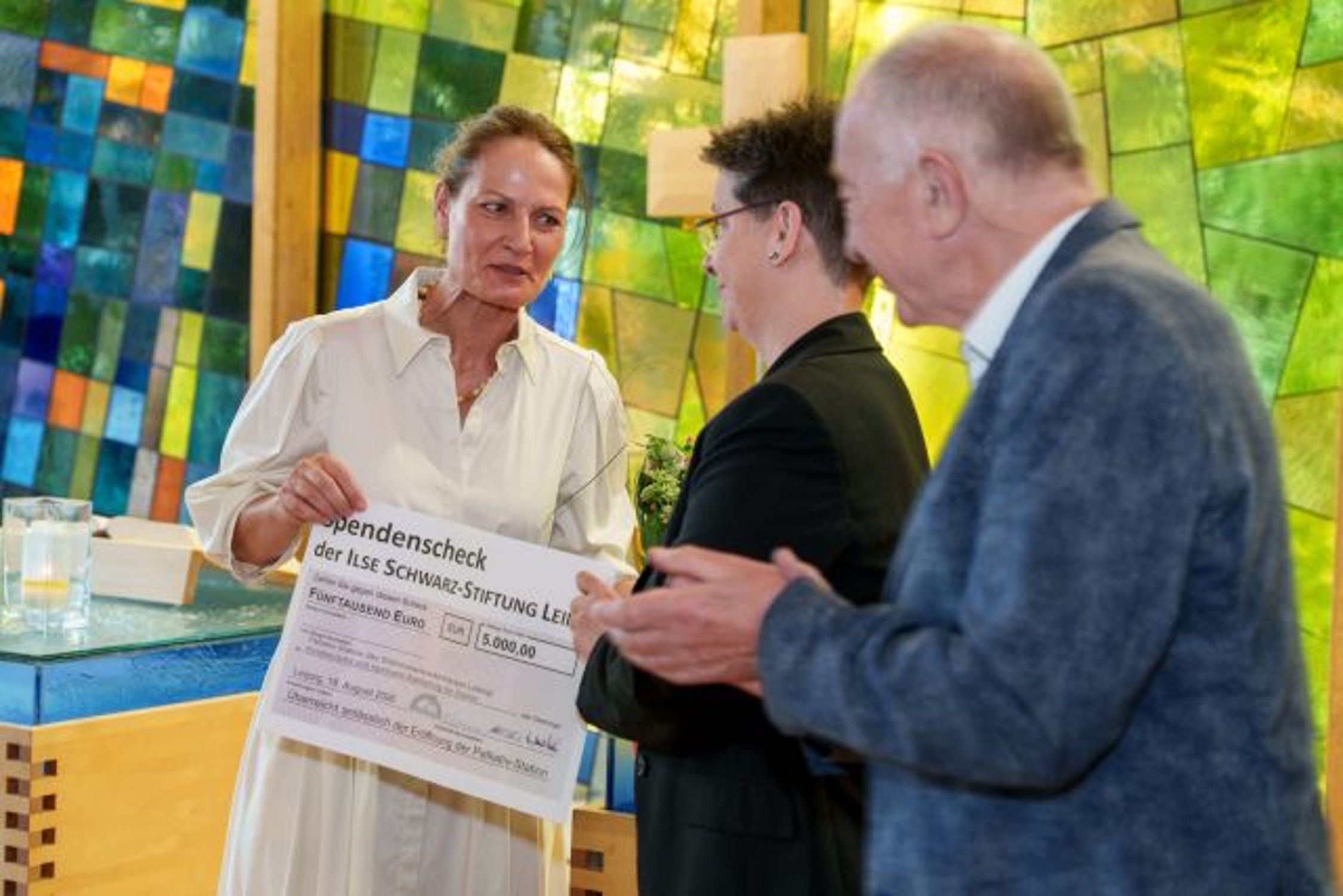 Im Rahmen des Festaktes überreichten Vorstandsmitglieder der Ilse Schwarz-Stiftung im Andachtsraum des Diakonissenkrankenhauses einen Spendenscheck in Höhe von 5.000 Euro an die Palliativmedizinerin Dr. Anja Mende. Foto: Kay Zimmermann