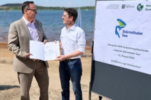 Übergabe des GRW-Fördermittelbescheids am 11. August am Störmthaler See: Staatsminister Dirk Panter (links) und Bürgermeister Daniel Strobel. Foto: SMWA