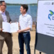Übergabe des GRW-Fördermittelbescheids am 11. August am Störmthaler See: Staatsminister Dirk Panter (links) und Bürgermeister Daniel Strobel. Foto: SMWA