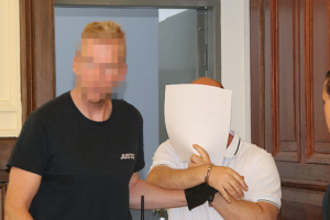 Der Angeklagte Jan S. (39, r.) wird in Handschellen aus der U-Haft zum Prozess gebracht. © Lucas Böhme