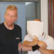 Der Angeklagte Jan S. (39, r.) wird in Handschellen aus der U-Haft zum Prozess gebracht. © Lucas Böhme