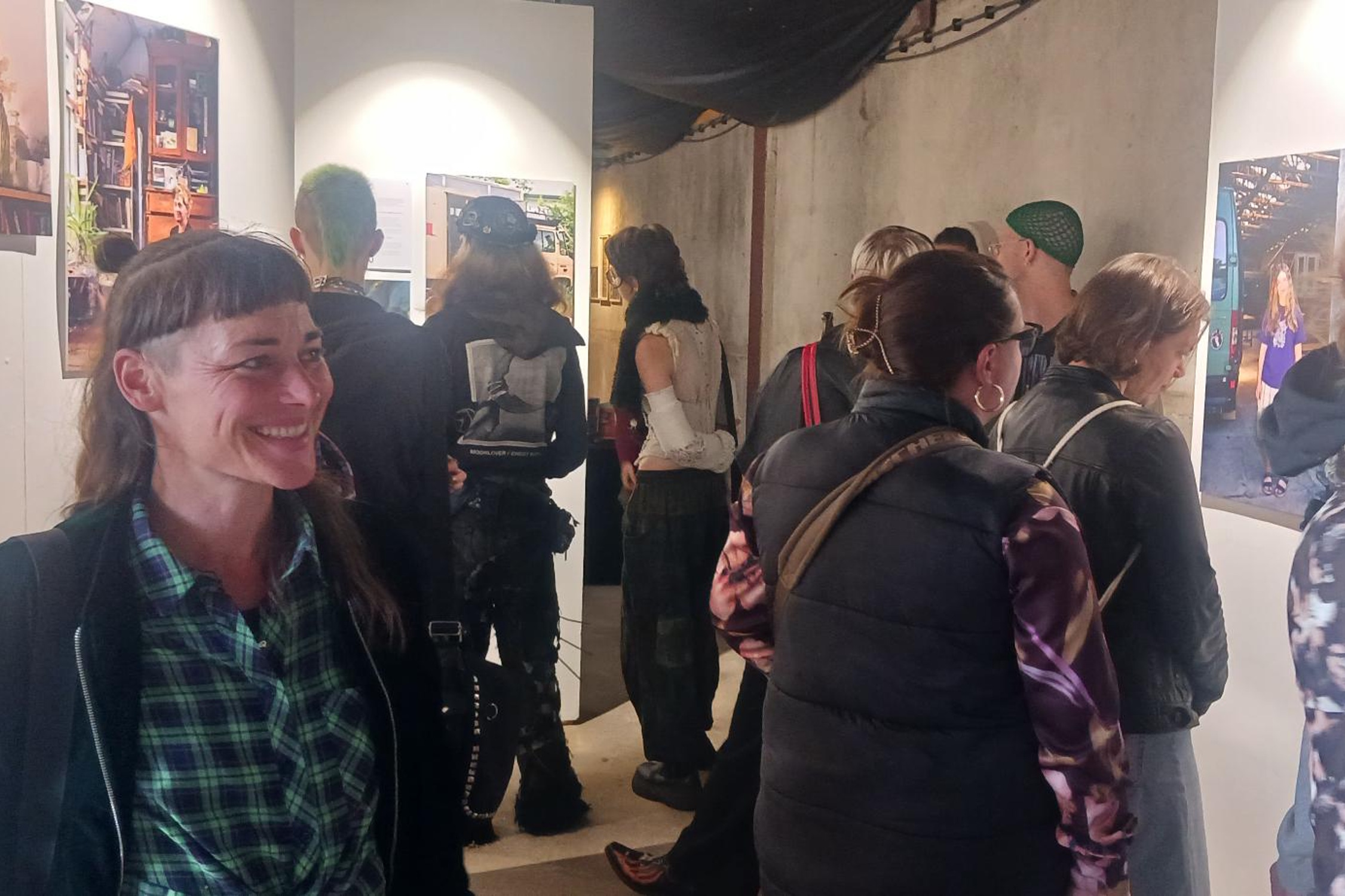 Besucher/-innen in der Ausstellung "Drinnen im Draußen". Foto: Birte Lampart