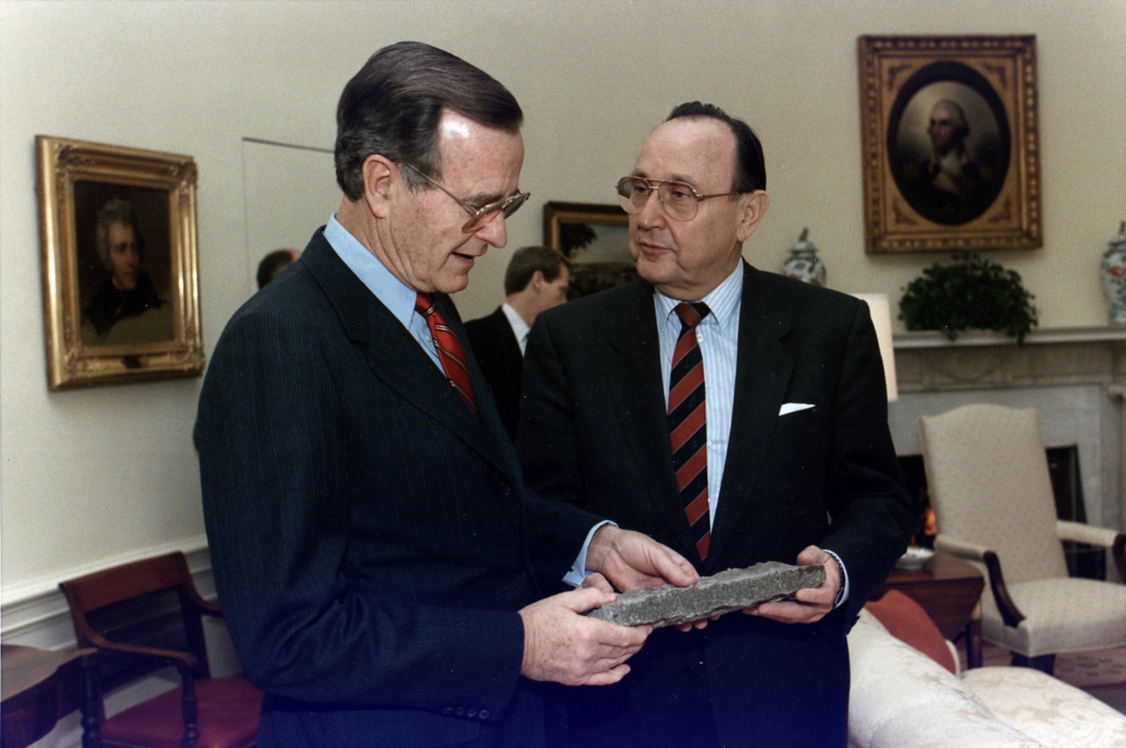 Hans-Dietrich Genscher zu Gast bei US-Präsident George Bush senior am 21. November 1989 – mit einem Stück Berliner Mauer. Susan Biddle, White House Photograph Office, gemeinfrei, https://commons.wikimedia.org/w/index.php?curid=297243