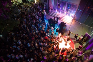Das gut gefüllte Museumskarree zum 90er-Jahre-Rave im Sommer 2025 – nach dieser erfolgreichen Premiere geht die Veranstaltung am 4. September in die zweite Runde. Foto: Eva Lusch