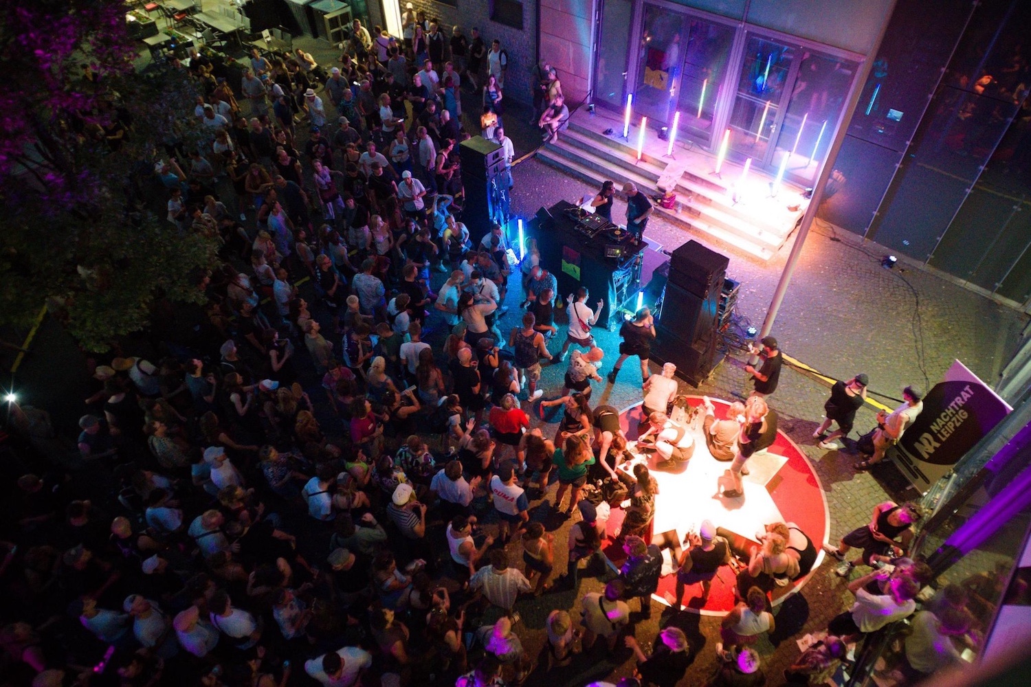 Das gut gefüllte Museumskarree zum 90er-Jahre-Rave im Sommer 2025 – nach dieser erfolgreichen Premiere geht die Veranstaltung am 4. September in die zweite Runde. Foto: Eva Lusch