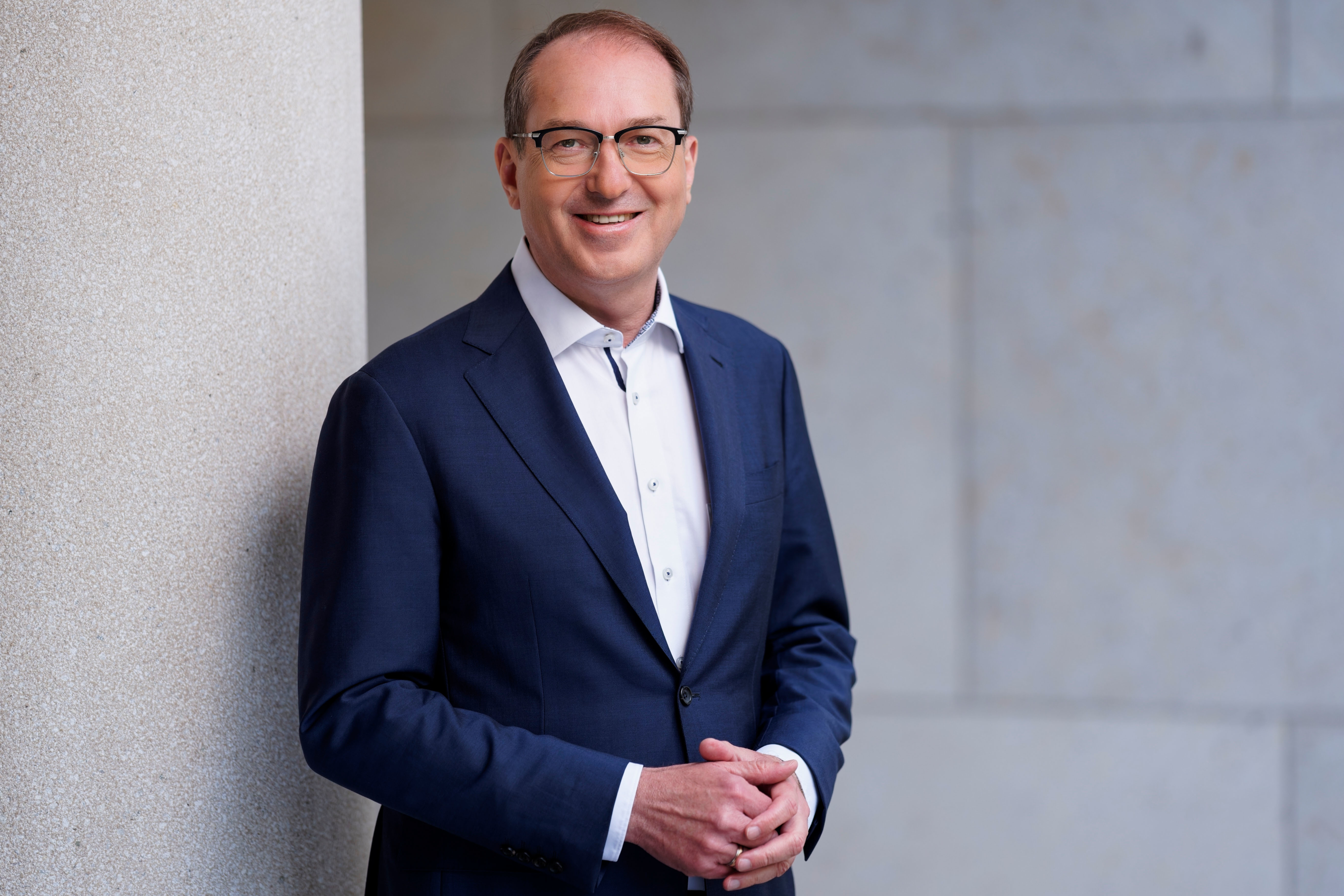 Bundesinnenminister Alexander Dobrindt (CSU) verteidigt Abschiebungen nach Afghanistan gegen Kritik und hält an seinem Kurs fest. © BMI/Henning Schacht