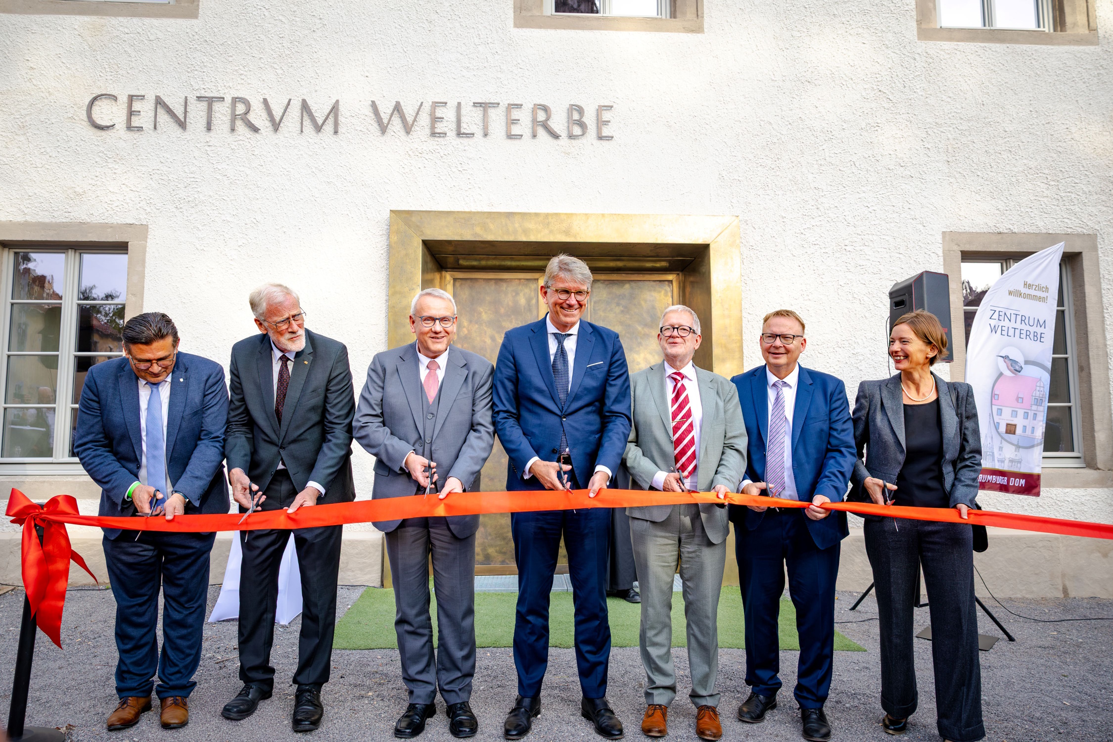 Durchschneiden des roten Bandes vor dem Zentrum Welterbe. Foto: BKM Jeremias Heinig